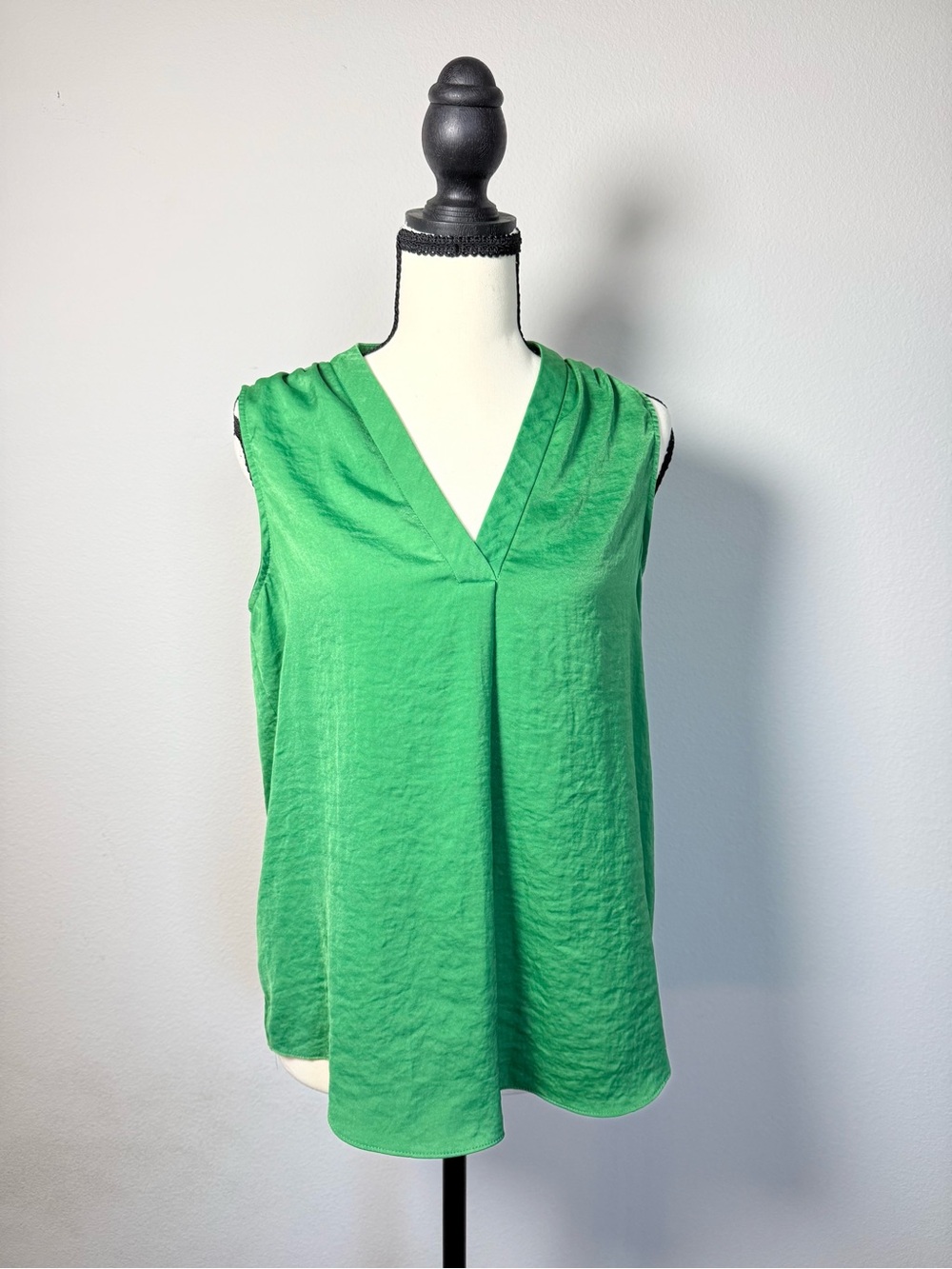 Vince Camuto Bright Green V-Neck Sleeveless Blouse